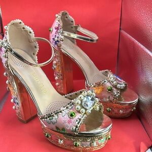 Azaela Wang Women’s Chunky Heel Platform Heels size 7.5 in excellent condition